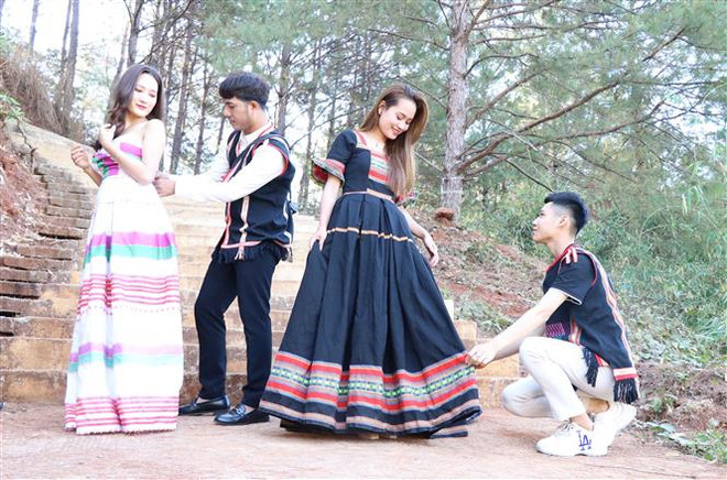 Thầy giáo trẻ với ý tưởng phát triển thời trang thổ cẩm dân tộc Bahnar ảnh 2