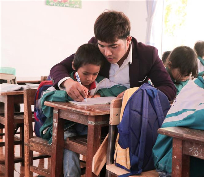 Thầy giáo trẻ với ý tưởng phát triển thời trang thổ cẩm dân tộc Bahnar ảnh 1