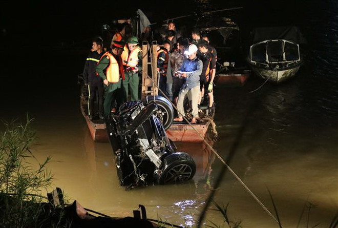 Vụ ôtô rơi xuống sông Hồng: Xác định danh tính nạn nhân thứ hai ảnh 1