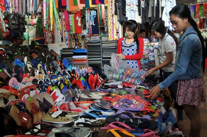 Khách tham quan, mua sắm tại một gian hàng trong chợ biên giới. (Ảnh minh họa: An Hiếu/TTXVN) Việt Nam-Campuchia còn nhiều tiềm năng phát triển kinh tế, thương mại ảnh 1