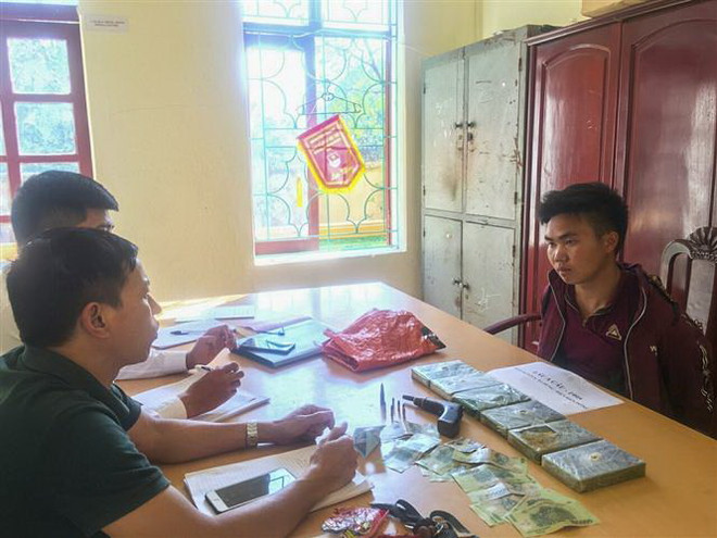 Hai kẻ vận chuyển heroin điên cuồng chống trả lực lượng chức năng ảnh 1