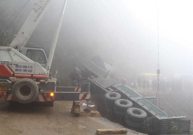 Cao Bằng: Quốc lộ 34 tê liệt hơn một ngày vì xe tải tụt bánh ảnh 1