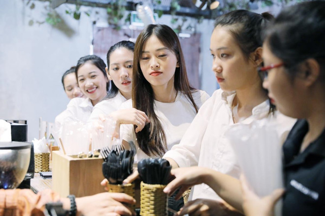 Á hậu Phương Nga cùng 'đàn em' kêu gọi cộng đồng 'sống xanh' ảnh 2