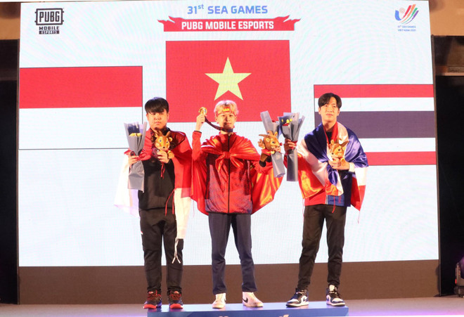 Vận động viên Phan Văn Đông (giữa) giành huy chương Vàng nội dung PUBG Mobile cá nhân; vận động viên Alan Raynold Kumaseh của Indonesia (trái) giành huy chương Bạc và vận động viên Thái Lan Purin Rongkhankaew (phải) giành huy chương Đồng. (Ảnh: Minh Đông/TTXVN) Phan Văn Đông giành huy chương Vàng ở bộ môn PUBG Mobile ảnh 1