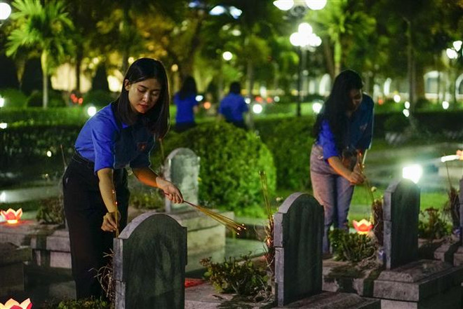 Điện Biên: Dâng hương và thắp nến tri ân các anh hùng liệt sỹ ảnh 1