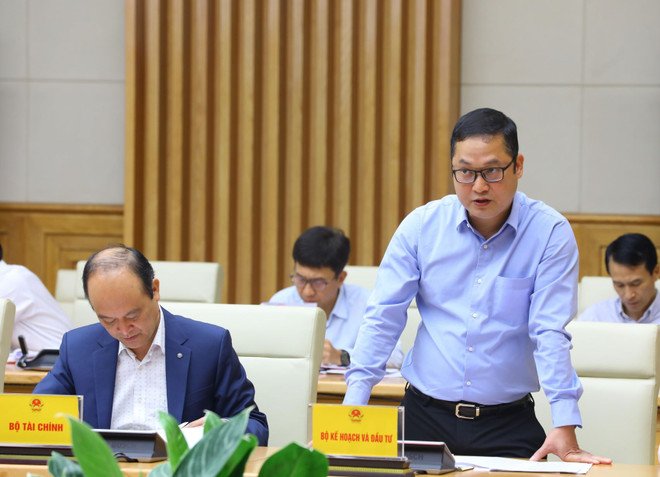 Đại diện Bộ Kế hoạch và Đầu tư báo cáo tại cuộc họp. (Ảnh: Văn Điệp/TTXVN) Khắc phục việc ghi danh dự án đầu tư công khi chưa hoàn thiện thủ tục ảnh 2