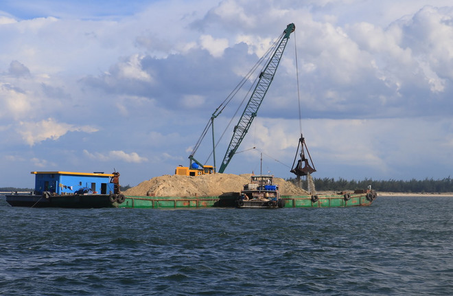 Quảng Trị: Phát hiện quả ngư lôi nặng 240kg tại cửa biển Cửa Việt ảnh 1