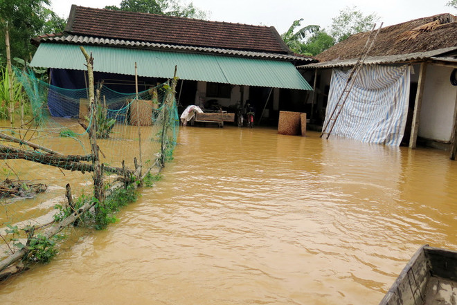 Miền Trung vẫn ngập lụt nghiêm trọng, mưa lũ mở rộng sang Tây Nguyên ảnh 1