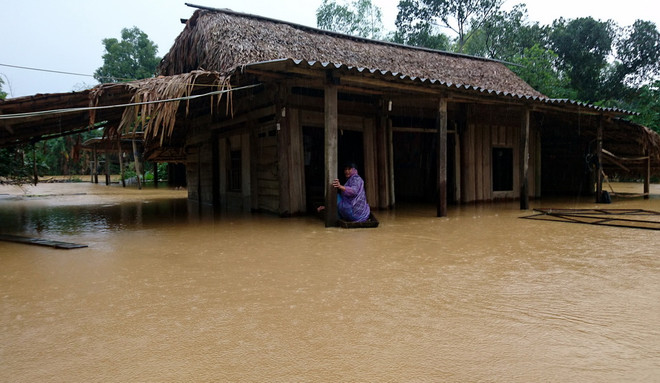 Người dân vùng rốn lũ Hương Khê khắc khoải chờ nước rút ảnh 1