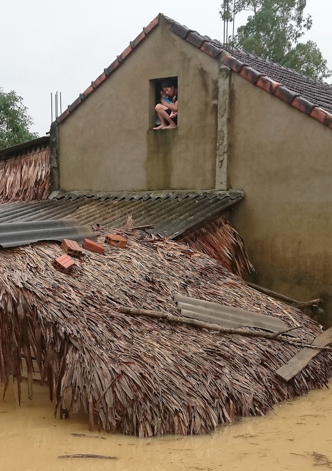 Người dân vùng rốn lũ Hương Khê khắc khoải chờ nước rút ảnh 2