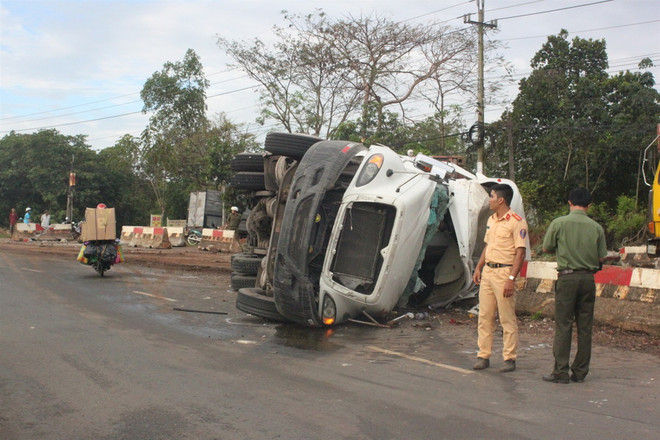 Xe container bất ngờ đâm vào dải phân cách, lật ngửa giữa đường ảnh 2