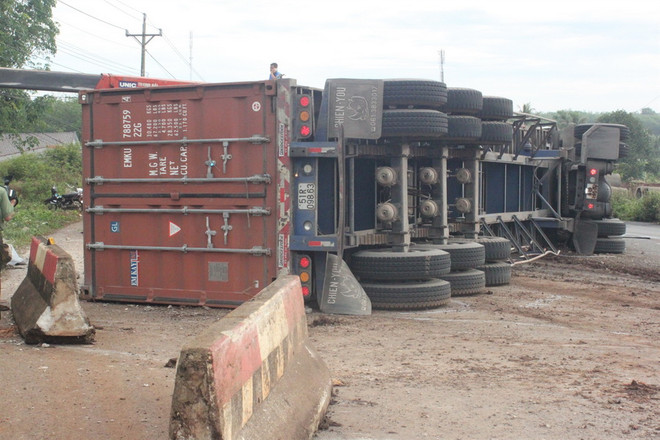 Xe container bất ngờ đâm vào dải phân cách, lật ngửa giữa đường ảnh 1