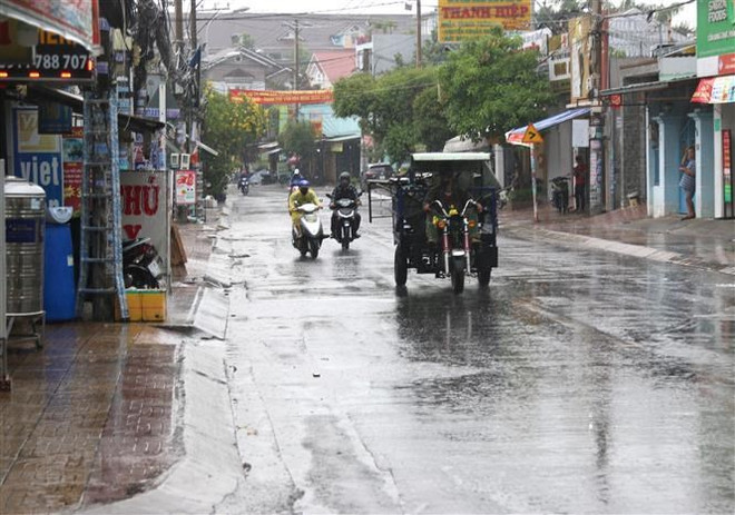 Các khu vực trên cả nước có mưa dông, vùng núi dưới 17 độ C ảnh 1