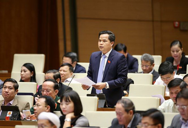 Đại biểu Quốc hội tỉnh Cao Bằng Bế Minh Đức phát biểu. (Ảnh: Dương Giang/TTXVN) Toàn cảnh phiên thảo luận của Quốc hội về tình hình kinh tế-xã hội ảnh 2