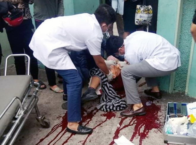 Quảng Ninh: Một phụ huynh bị đâm trọng thương trước cổng trường ảnh 1