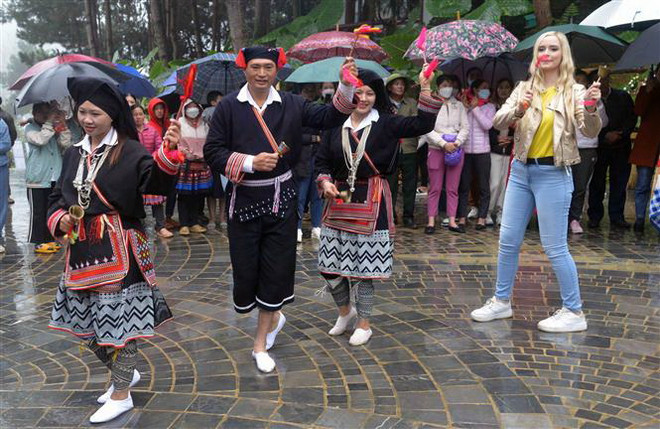 Thí sinh trải nghiệm múa chuông của đồng bào dân tộc Dao. (Ảnh: Quang Quyết/TTXVN) Thí sinh Hoa hậu Du lịch Thế giới thích thú trải nghiệm văn hóa Sơn La ảnh 2