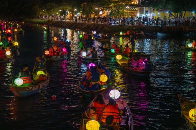 Eric trải nghiệm đèn lồng phố Hội. (Ảnh: CTV/Vietnam+) Hành trình “ngược thời gian” ở Hội An cùng Nhà khám phá Eric Nam ảnh 3