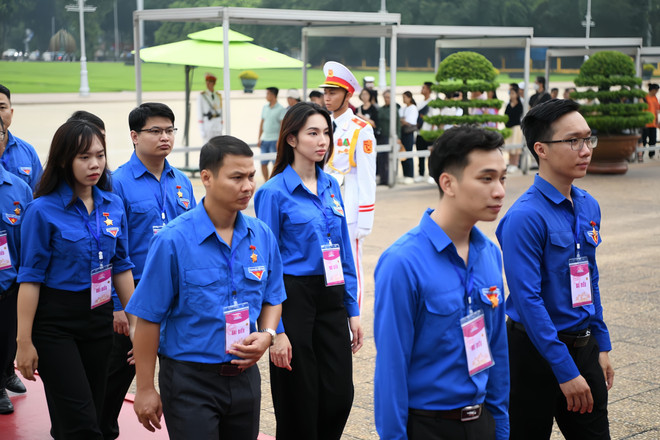 Thuỳ Tiên cùng đoàn đại biểu vào lăng viếng Chủ tịch Hồ Chí Minh. (Ảnh: CTV/Vietnam+) Hoa hậu Nguyễn Thúc Thùy Tiên nhận bằng khen toàn quốc năm 2023 ảnh 2