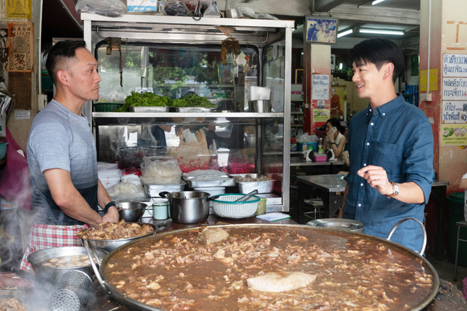 Eric không quên thưởng thức món ăn do người địa phương chế biến. (Ảnh: CTV/Vietnam+) Hành trình “ngược thời gian” ở Hội An cùng Nhà khám phá Eric Nam ảnh 2