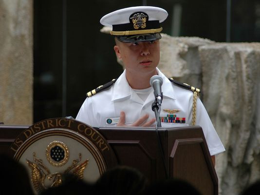 Một sỹ quan Hải quân Mỹ phải hầu tòa vì tội làm gián điệp ảnh 1