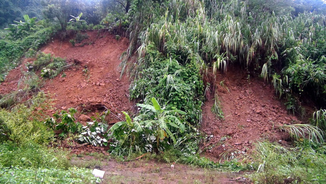 Sạt lở đất đá gây ách tắc nhiều tuyến đường tại tỉnh Hòa Bình ảnh 1