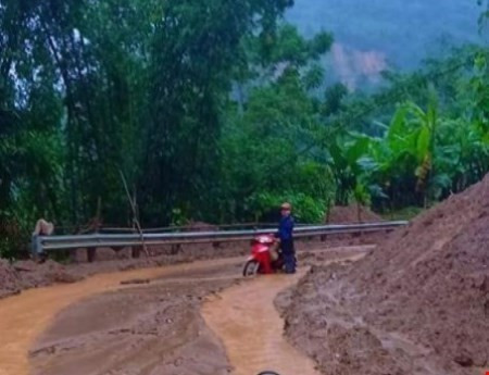 Nhiều thôn bản của Thanh Hóa bị cô lập hoàn toàn do mưa lũ ảnh 1