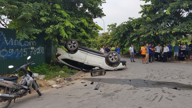 Hiện trường một vụ tai nạn. (Ảnh: Nguyễn Văn Cảnh/TTXVN) Hơn 5.360 người chết vì tai nạn giao thông trong 8 tháng vừa qua ảnh 1
