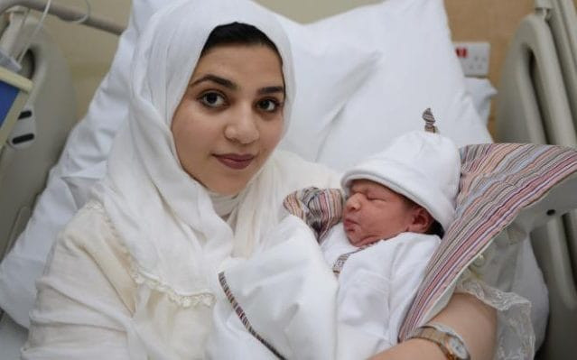 Moaza Al Matrooshi và đứa con mới sinh. (Nguồn: Telegraph) Một phụ nữ Anh sinh con sau khi cấy ghép mô buồng trứng đông lạnh ảnh 1