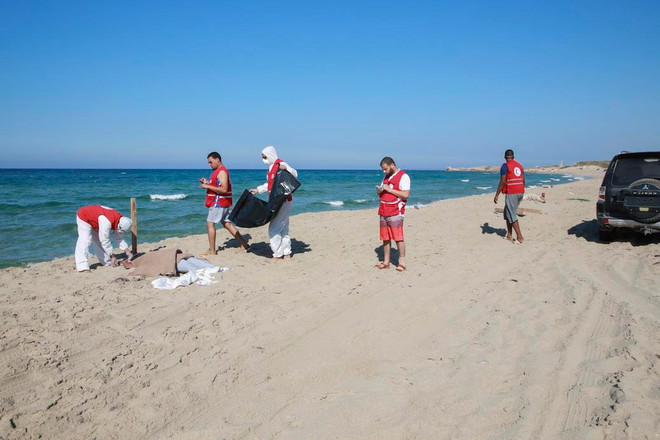 Trục vớt được hàng chục thi thể sau vụ đắm tàu ngoài khơi Libya ảnh 1