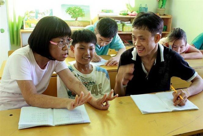 Các trẻ là nạn nhân chất độc da cam/dioxin được học văn hóa tại cơ sở nuôi dưỡng huyện Hòa Vang, thành phố Đà Nẵng. (Ảnh: Dương Ngọc/TTXVN) Xoa dịu nỗi đau của nạn nhân chất độc da cam thời hậu chiến ảnh 2