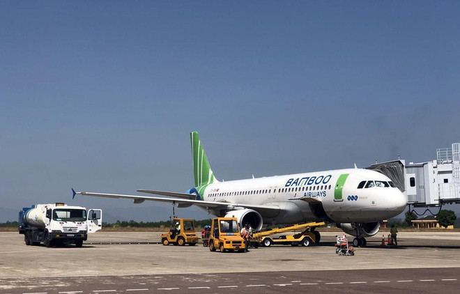 Một máy bay của Bamboo Airways. (Nguồn: TTXVN) Một hành khách bất ngờ mở cửa thoát hiểm của máy bay Bamboo Airways ảnh 1