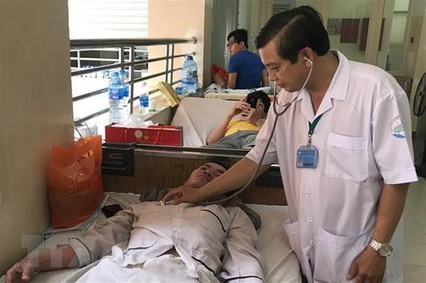 Khám bệnh, điều trị cho bệnh nhân mắc sốt xuất huyết. (Ảnh: Đinh Hằng/TTXVN) Nghiên cứu vắcxin sốt xuất huyết tại Việt Nam đã hoàn tất ảnh 1