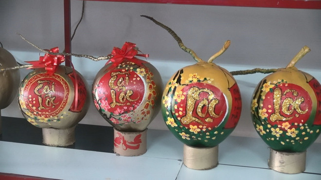 Vẽ thư pháp lên hoa quả ngày Tết: Truyền tải lời chúc hay, ý nghĩa ảnh 2