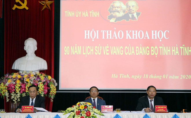 Các cán bộ chủ trì hội thảo. (Ảnh: Công Tường/TTXVN) Hội thảo khoa học về 90 năm lịch sử vẻ vang của Đảng bộ tỉnh Hà Tĩnh ảnh 1