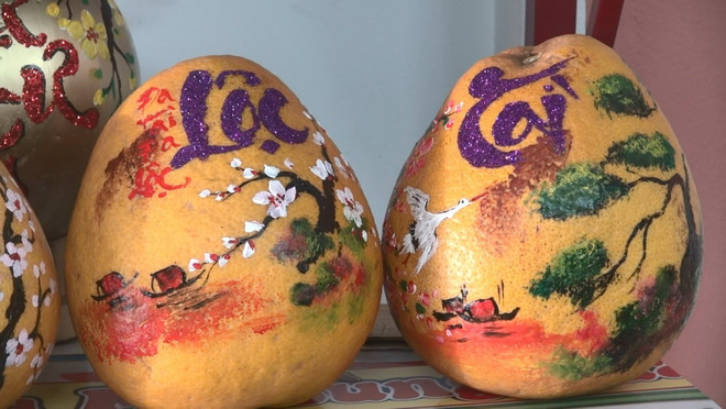 Vẽ thư pháp lên hoa quả ngày Tết: Truyền tải lời chúc hay, ý nghĩa ảnh 1