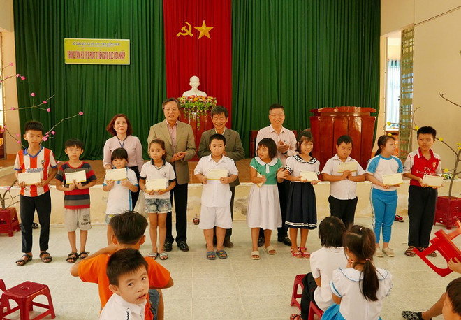 Tổng giám đốc BSR Bùi Minh Tiến trao quà Tết tại Trung tâm hỗ trợ phát triển giáo dục hòa nhập tỉnh Quảng Ngãi. (Nguồn: BSR) Lọc hóa dầu Bình Sơn dành 1,3 tỷ đồng tặng quà Tết cho người nghèo ảnh 2