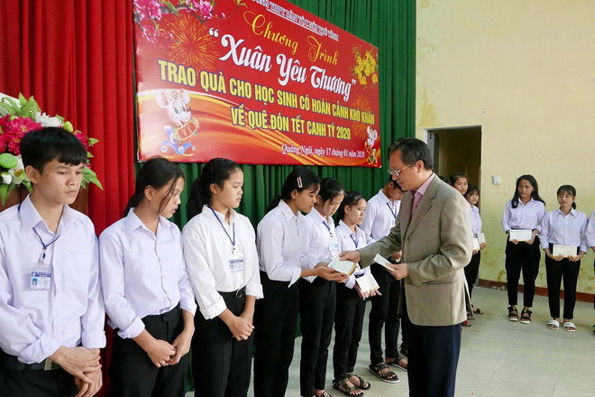 Tổng giám đốc BSR Bùi Minh Tiến trao quà Tết cho các em học sinh Trường Trung học phổ thông Dân tộc nội trú tỉnh Quảng Ngãi. (Nguồn: BSR) Lọc hóa dầu Bình Sơn dành 1,3 tỷ đồng tặng quà Tết cho người nghèo ảnh 1
