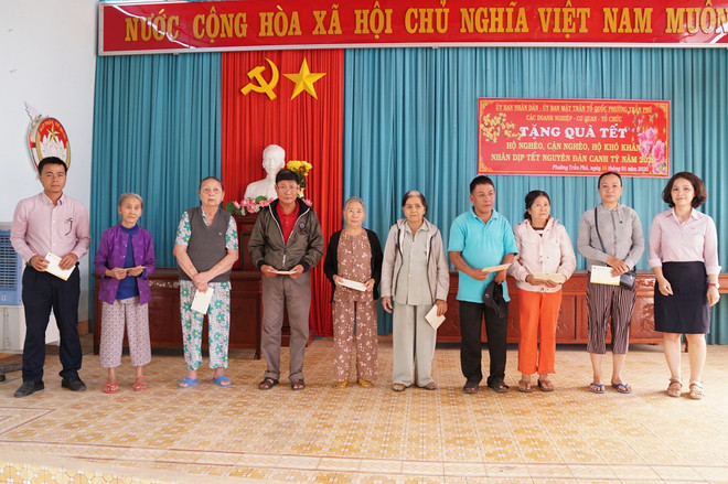 Đại diện Công đoàn BSR trao quà Tết tại phường Trần Phú, thành phố Quảng Ngãi. (Nguồn: BSR) Lọc hóa dầu Bình Sơn dành 1,3 tỷ đồng tặng quà Tết cho người nghèo ảnh 3