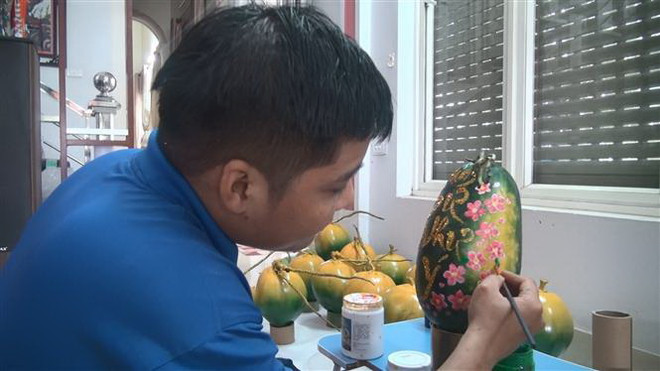 Vẽ thư pháp lên hoa quả ngày Tết: Truyền tải lời chúc hay, ý nghĩa ảnh 3