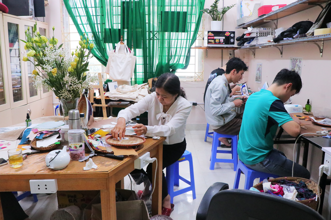 Doanh thu từ việc kinh doanh sẽ được tái đầu tư để dạy nghề cho người khuyết tật. (Ảnh: Hà Hoài/Vietnam+) Bảo vệ môi trường, hướng đến 'tương lai xanh' từ những mảnh vải vụn ảnh 4