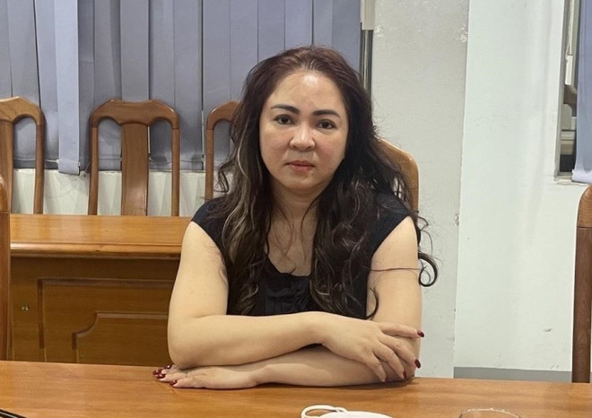 Bị can Nguyễn Phương Hằng tại cơ quan điều tra. (Ảnh công an cung cấp) Công an TP.HCM thông tin về việc tạm giam bị can Nguyễn Phương Hằng ảnh 1
