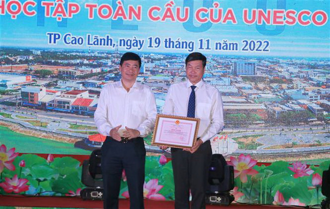 Trao Bằng khen của Chủ tịch UBND tỉnh Đồng Tháp cho Đảng bộ, chính quyền và nhân dân thành phố Cao Lãnh vì có thành tích xuất sắc trong xây dựng xã hội học tập. (Ảnh: Nhựt An/TTXVN) Vinh danh Cao Lãnh là Thành phố Học tập Toàn cầu của UNESCO ảnh 2