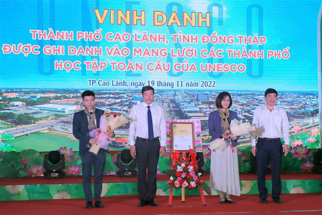 Bà Miki Nozawa, Trưởng Ban Giáo dục của Văn phòng UNESCO tại Hà Nội trao Giấy chứng nhận thành phố Cao Lãnh là thành viên Mạng lưới Thành phố Học tập Toàn cầu của UNESCO cho đại diện lãnh đạo thành phố Cao Lãnh. (Ảnh: Nhựt An/TTXVN) Vinh danh Cao Lãnh là Thành phố Học tập Toàn cầu của UNESCO ảnh 1