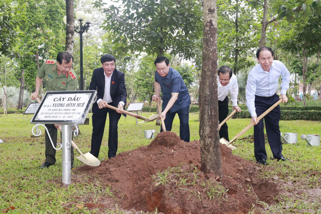 Hình ảnh Chủ tịch Quốc hội dâng hương tưởng nhớ Chủ tịch Tôn Đức Thắng ảnh 8