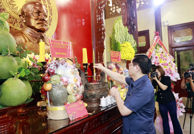 Hình ảnh Chủ tịch Quốc hội dâng hương tưởng nhớ Chủ tịch Tôn Đức Thắng ảnh 3