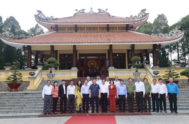 Hình ảnh Chủ tịch Quốc hội dâng hương tưởng nhớ Chủ tịch Tôn Đức Thắng ảnh 4