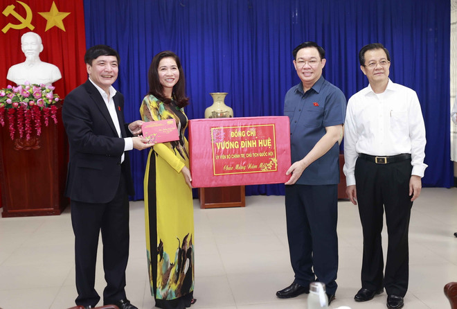 Hình ảnh Chủ tịch Quốc hội dâng hương tưởng nhớ Chủ tịch Tôn Đức Thắng ảnh 6