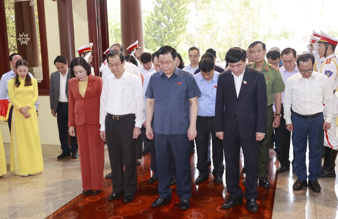 Hình ảnh Chủ tịch Quốc hội dâng hương tưởng nhớ Chủ tịch Tôn Đức Thắng ảnh 2