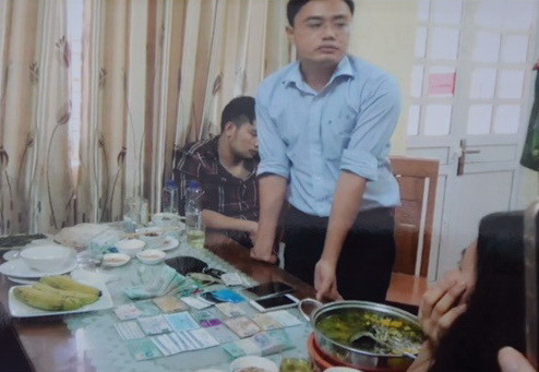 Đối tượng Lê Duy Phong bị bắt cùng tang vật. Một nhà báo bị bắt khi đang nhận tiền của doanh nghiệp ở Yên Bái ảnh 1