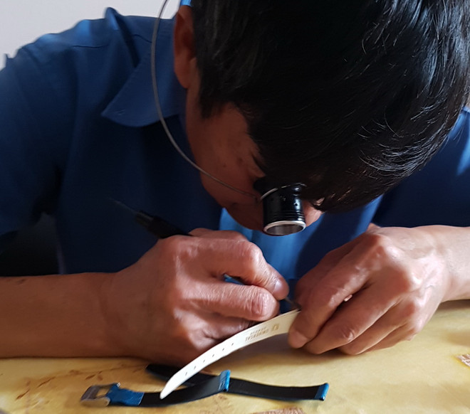Ông Perrin-Văn Phúc, người thợ từng sửa đồng hồ của Chủ tịch Hồ Chí Minh. (Ảnh: Nguyễn Duy Thái/Vietnam+) Các hãng đồng hồ lớn của Thụy Sĩ vất vả tìm cách bảo vệ danh tiếng ảnh 1